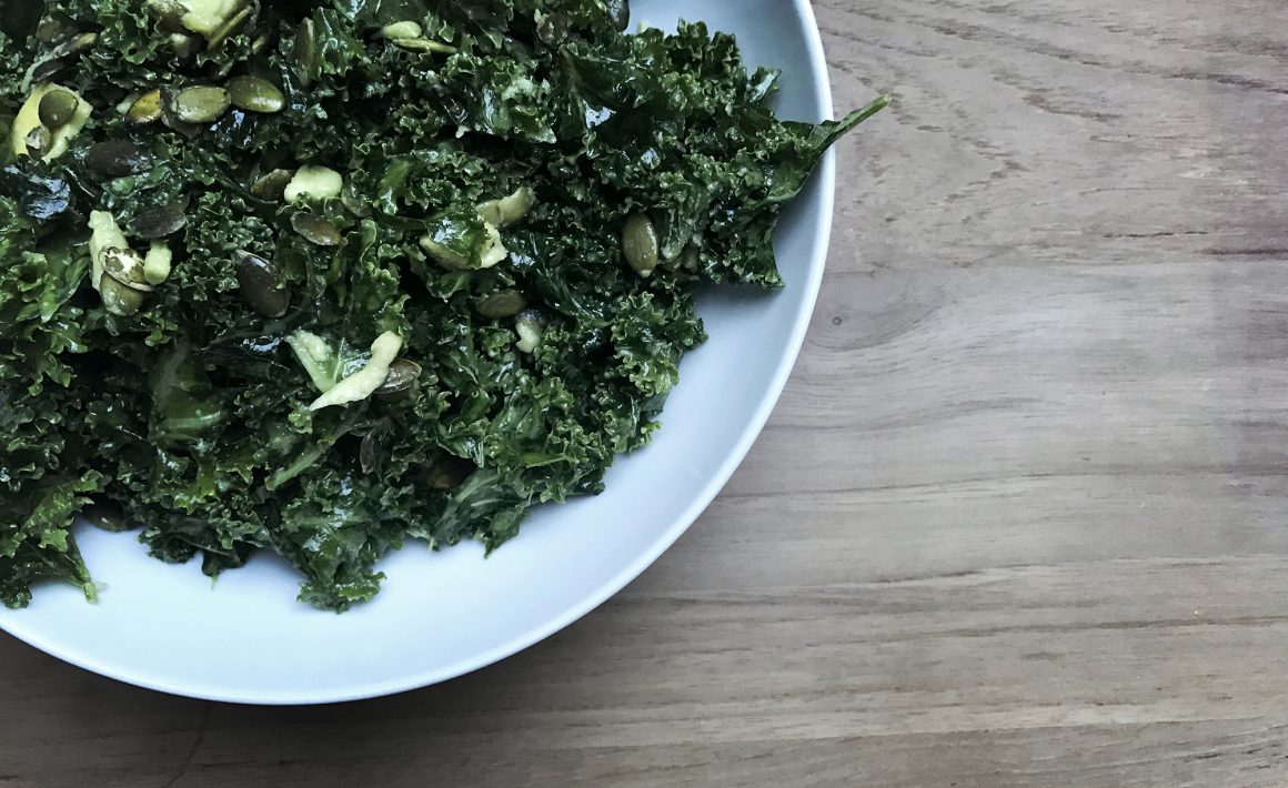 Masserad grönkålssallad med avokado. – Food Pharmacy